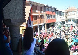Chupinazo desde el balcón del ayuntamiento en Olmedo