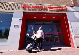 Una abuela y su nieta acceden al supermercado Alcampo de Laguna de Duero este jueves.