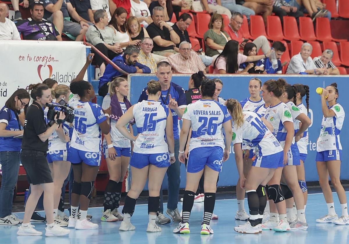 Salva Puig da instrucciones en el debut de su equipo en Huerta del Rey.