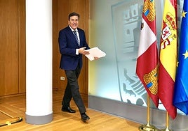 El portavoz de la Junta, Carlos Fernández Carriedo, antes de comparecer por el Consejo de Gobierno.