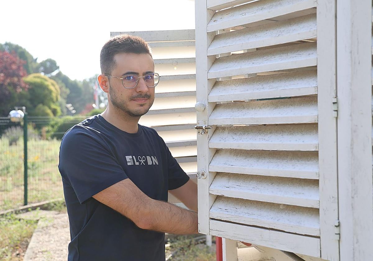 Pablo Álvarez Zapatero, en la estación metereológica de la delegación de la AEMET de Valladolid.