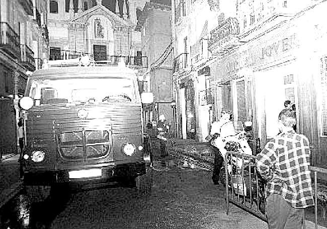 Labores de extinción del incendio declarado el 28 de agosto de 1998 en la tienda de cuadros Miguel Jover.
