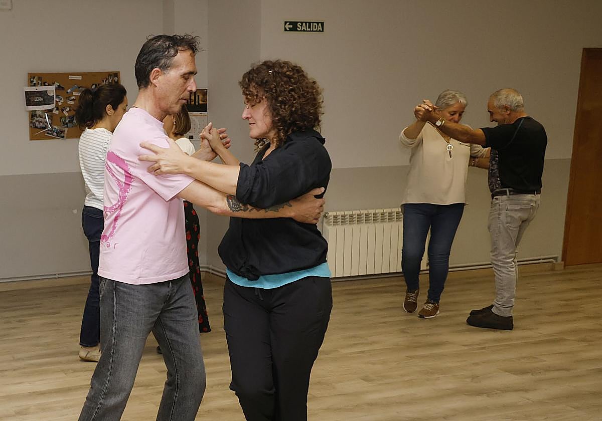 Taller de tango, impartido este lunes en el Ceas de la Avenida de Madrid.