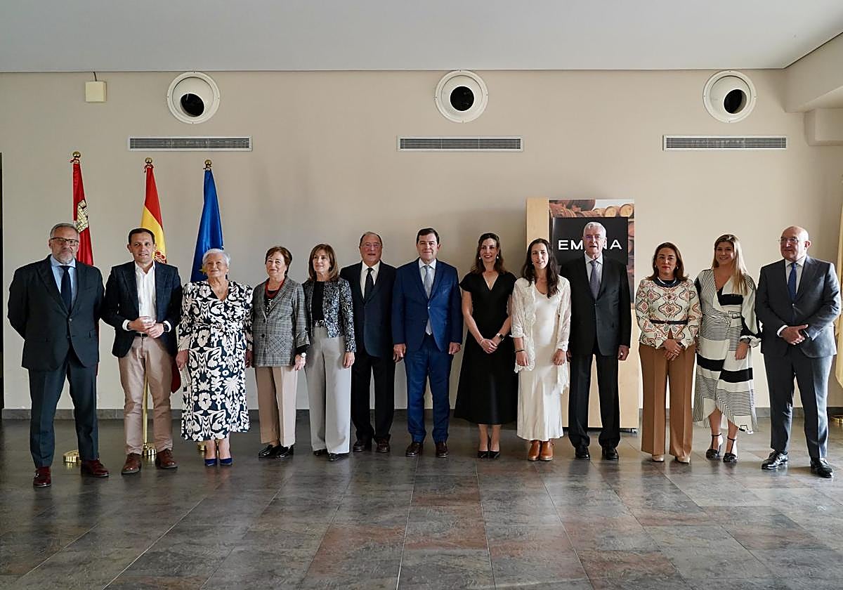 La familia Moro junto a los representantes institucionales que acudieron a la celebración del 30 aniversario de Bodega Emina.