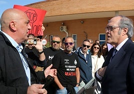 El Defensor del Pueblo, Ángel Gabilondo (derecha), conversa con uno de los manifestantes en la entrada de la cárcel de Segovia.