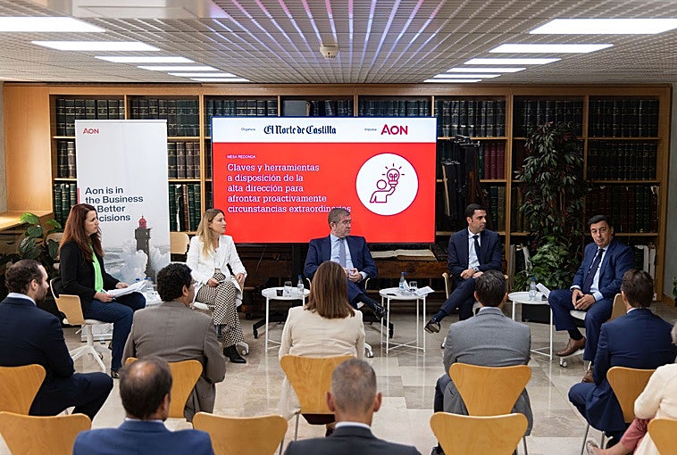 La periodista Andrea Díez, Valentina Murganti, directora de AON M&A and Transaction Solutions del Norte de España, Isidoro Alanís, presidente y CEO del Grupo Global Exchange, David Guerras, asociado principal del Departamento Mercantil de Garrigues y Ángel Gallego, director general de Aspasia, durante la mesa redonda