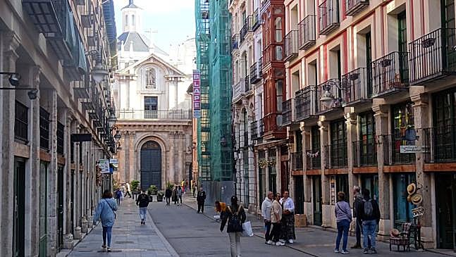 Imagen después - La calle Platerías, aún con coches, en 1998 y en 2025, con la remozada cúpula de la Vera Cruz al fondo.