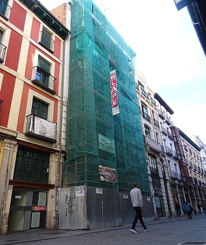 Imagen secundaria 2 - Arriba, la fachada del número 18 antes de su lavado de cara en 2014. Deabjo, a la derecha, la fachada en 2019. A la izquierda, en la actualidad, ya cubierta por andamios.