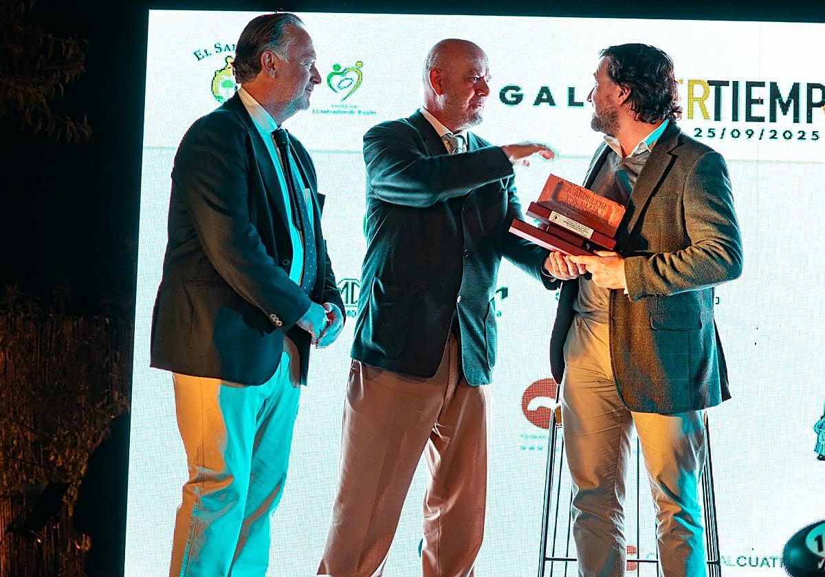 Mario Villa recoge en el estrado el premio Padre Bernés.