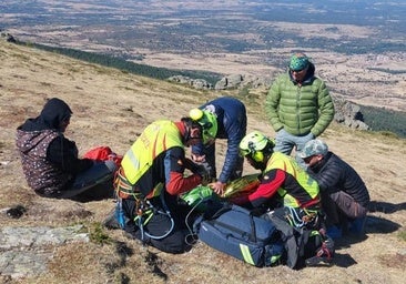Evacuado al Hospital de Segovia un parapentista que chocó con una roca