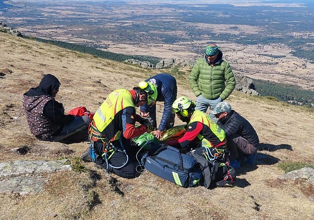 Rescate y atención sanitaria prestada en el lugar del accidente al parapentista herido en Arcones este viernes.