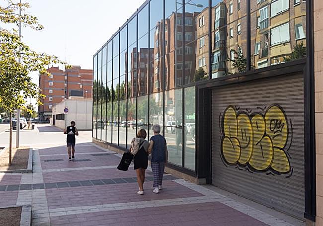 Entrada principal del antiguo Mercadona del número 46 de la calle Arca Real y centro de vida activa, al fondo, de Delicias.