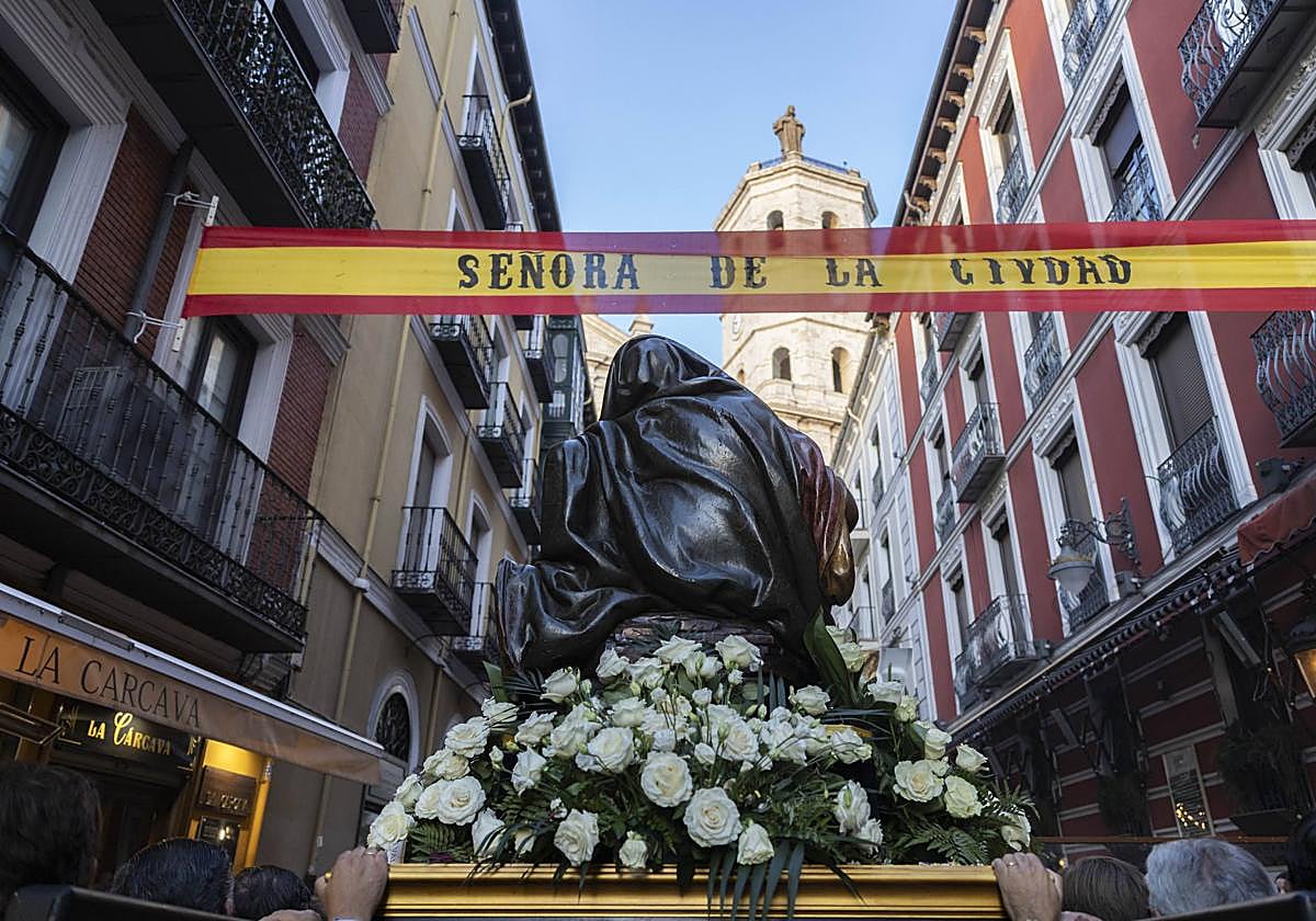 Las Angustias, en la calle Cascajares en su camino de peregrinación hacia la Catedral de Valladolid