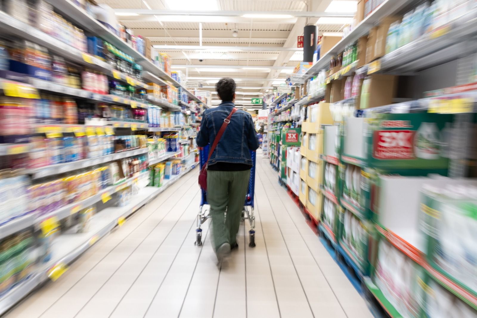 Una persona hace la compra en un supermercado de Valladolid.
