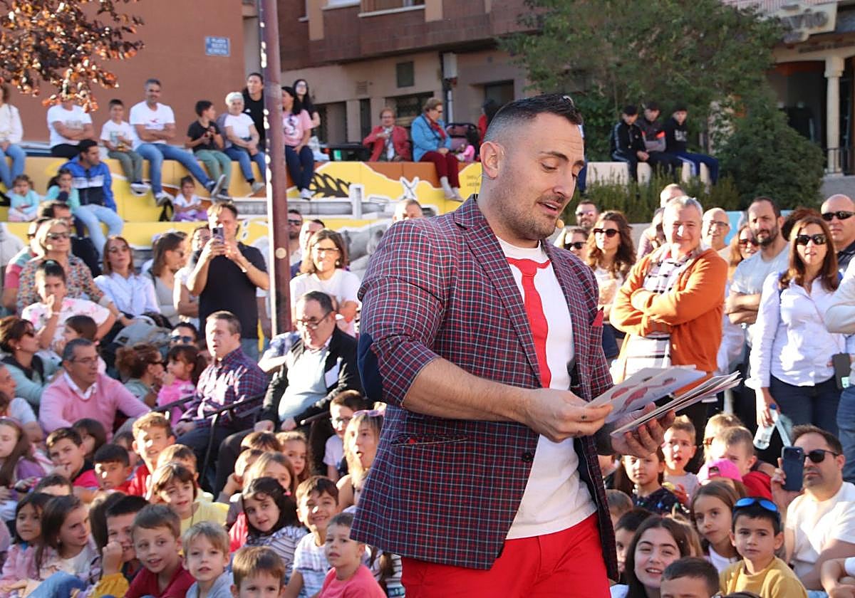 El mago Héctor Sansegundo, en el espectáculo que ha ofrecido este viernes en Cuéllar.
