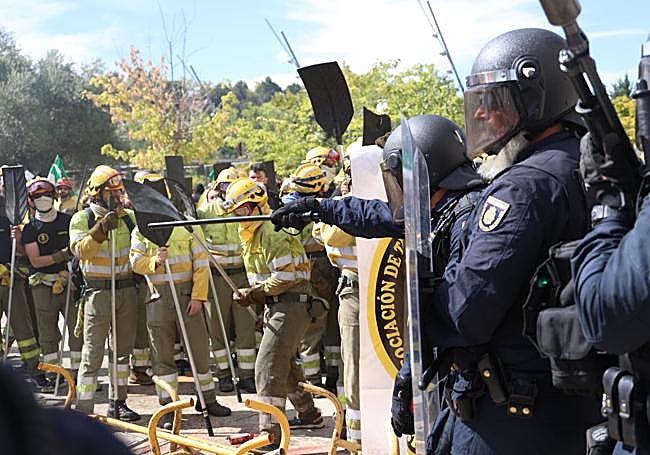 Momento de tensión en la protesta de los trabajadores del operativo de extinción de incendios forestales de Castilla y León, el miércoles, antes las Cortes.