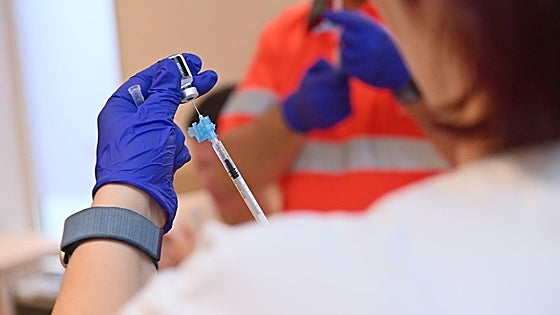 La vacuna de la gripe que viene: Sanidad la separa de la covid y fija objetivos en niños