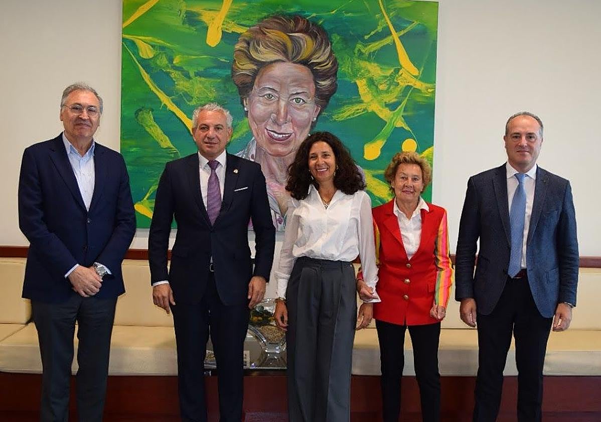 Los responsables de Gullón y el delegado del Gobierno.