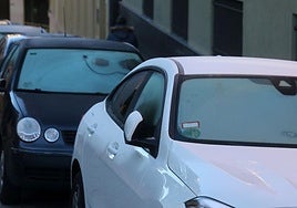 Lunas de coches heladas en una imagen de archivo.