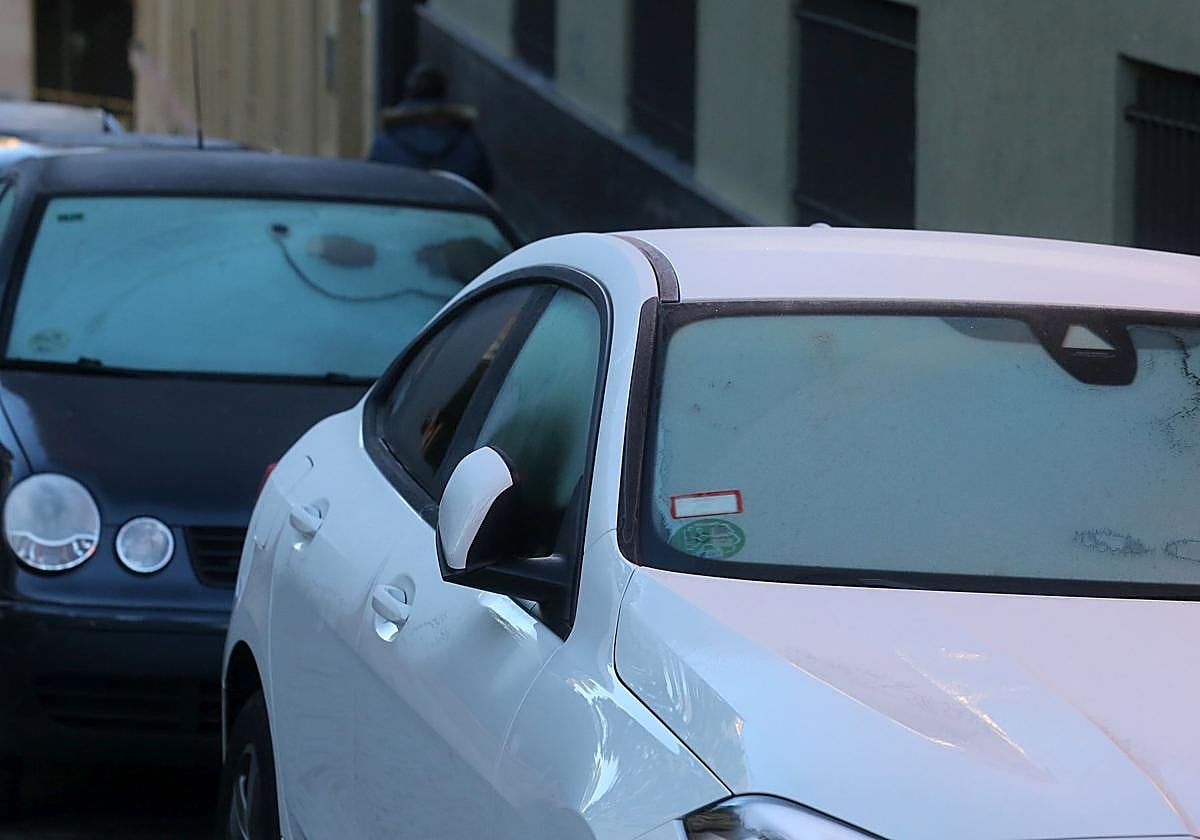 Lunas de coches heladas en una imagen de archivo.