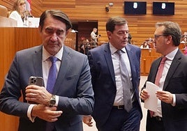 El consejero Suárez-Quiñones abandona el hemiciclo este miércoles, junto con el presidente de la Junta y el portavoz del PP en las Cortes.