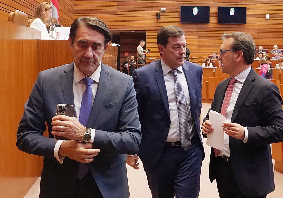 El consejero Suárez-Quiñones abandona el hemiciclo este miércoles, junto con el presidente de la Junta y el portavoz del PP en las Cortes.