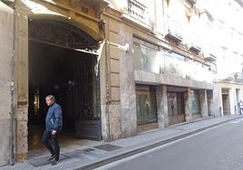 Entrada al Pasaje Gutiérrez por la calle Fray Luis de León y local que ocupaba la papelería San Fernando y, en los últimos años, una tienda de motos.