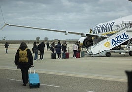 Pasajeros del último vuelo de Ryanair desde el aeropuerto de Valladolid, el pasado 28 de marzo.