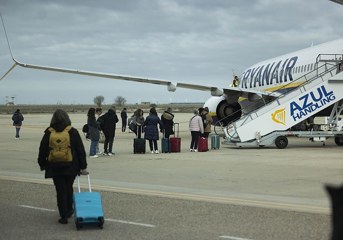 Pasajeros del último vuelo de Ryanair desde el aeropuerto de Valladolid, el pasado 28 de marzo.
