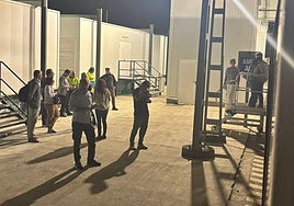 Varios de los pasajeros, en el intercambiador de Valdestillas.