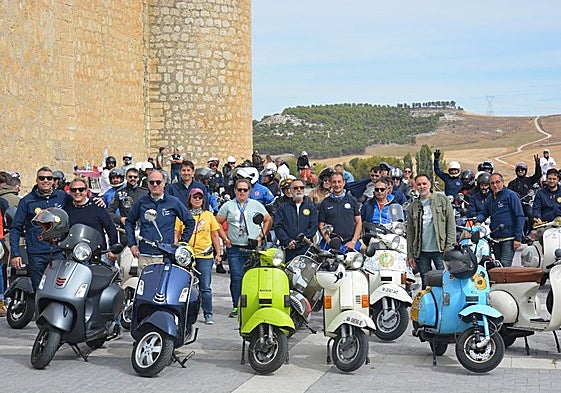 Los participantes en la cita posando en la explanada del castillo de Torrelobatón