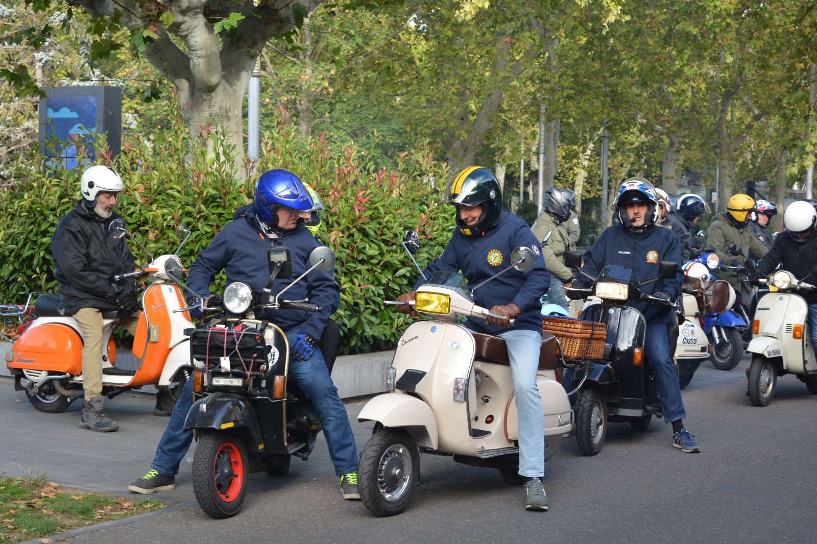 Así ha transcurrido la ruta de scooters y vespas por la provincia