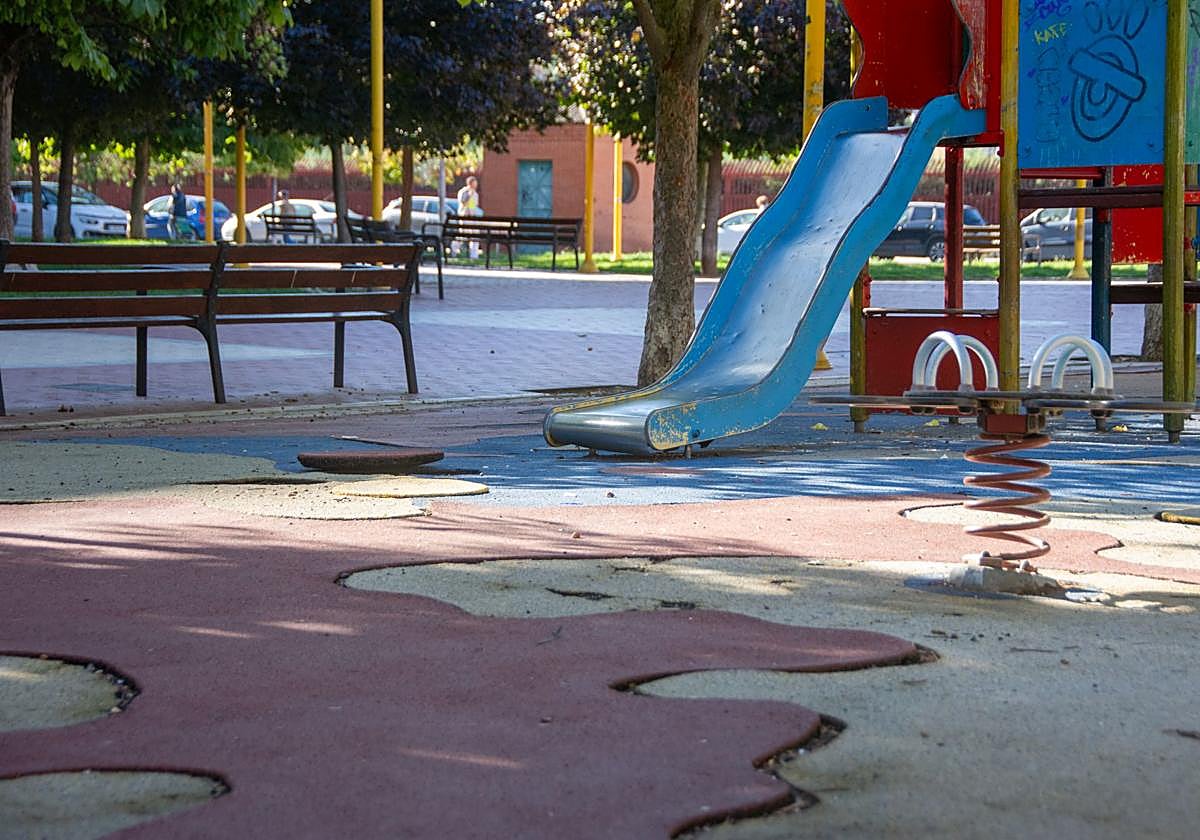 Estado actual del parque infantil de la plaza de la Constitución.