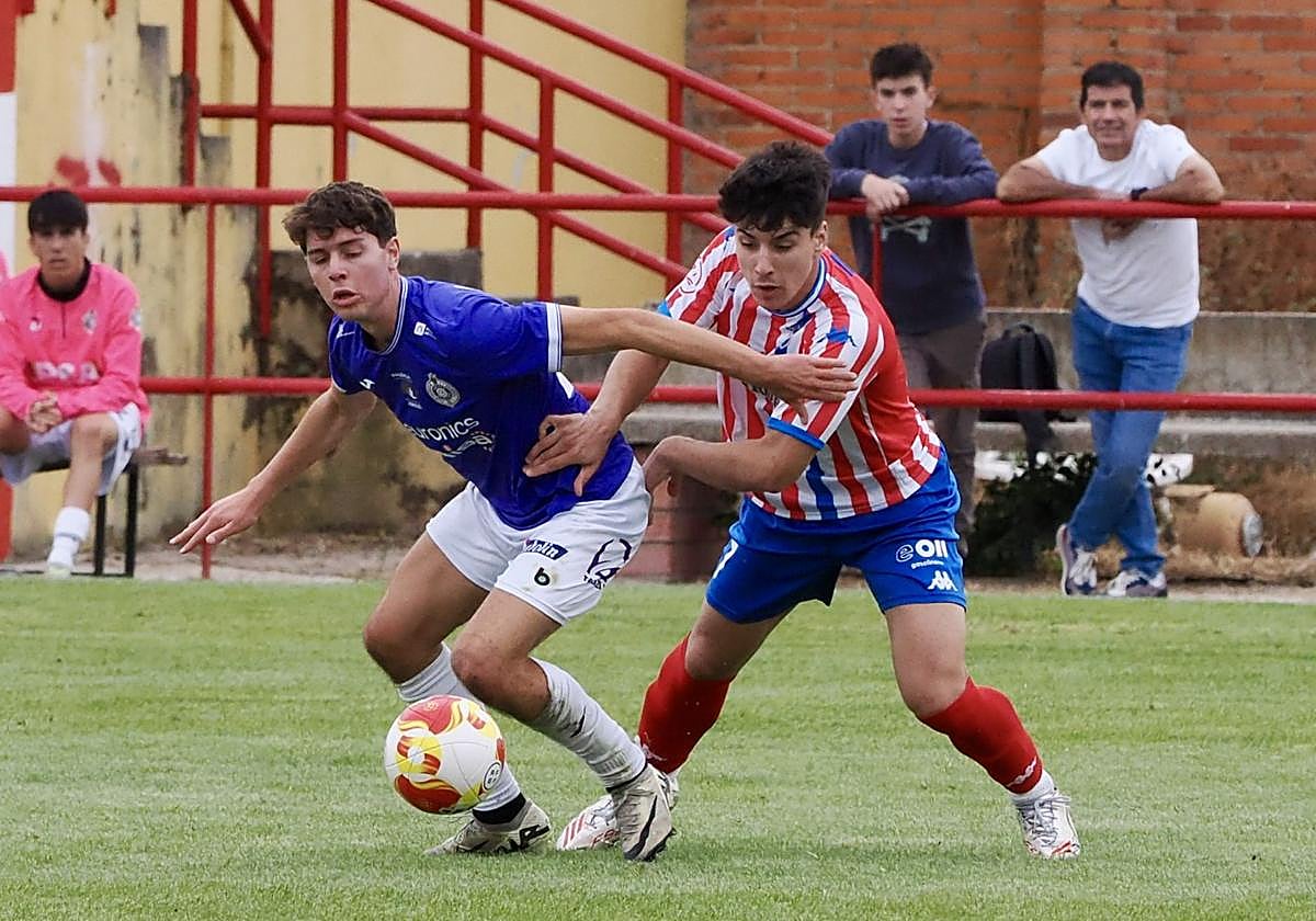 Jorge Delgado pugna por un balón.
