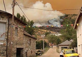 El incendio en Fasgar, visto desde esta localidad, durante el mes de agosto.