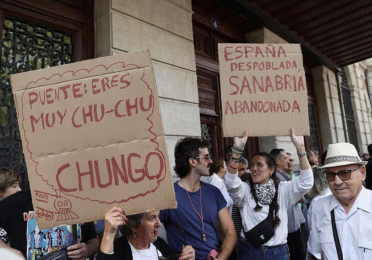 Carteles dedicados al ministro Óscar Puente de los manifestantes zamoranos.
