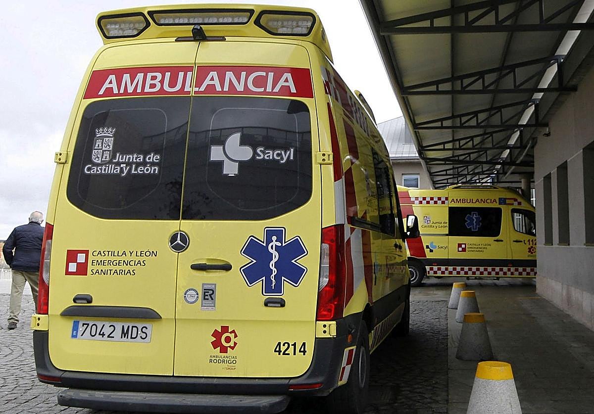 Ambulancias en la entrada a Urgencias en el Hospital General Universitario de Segovia.