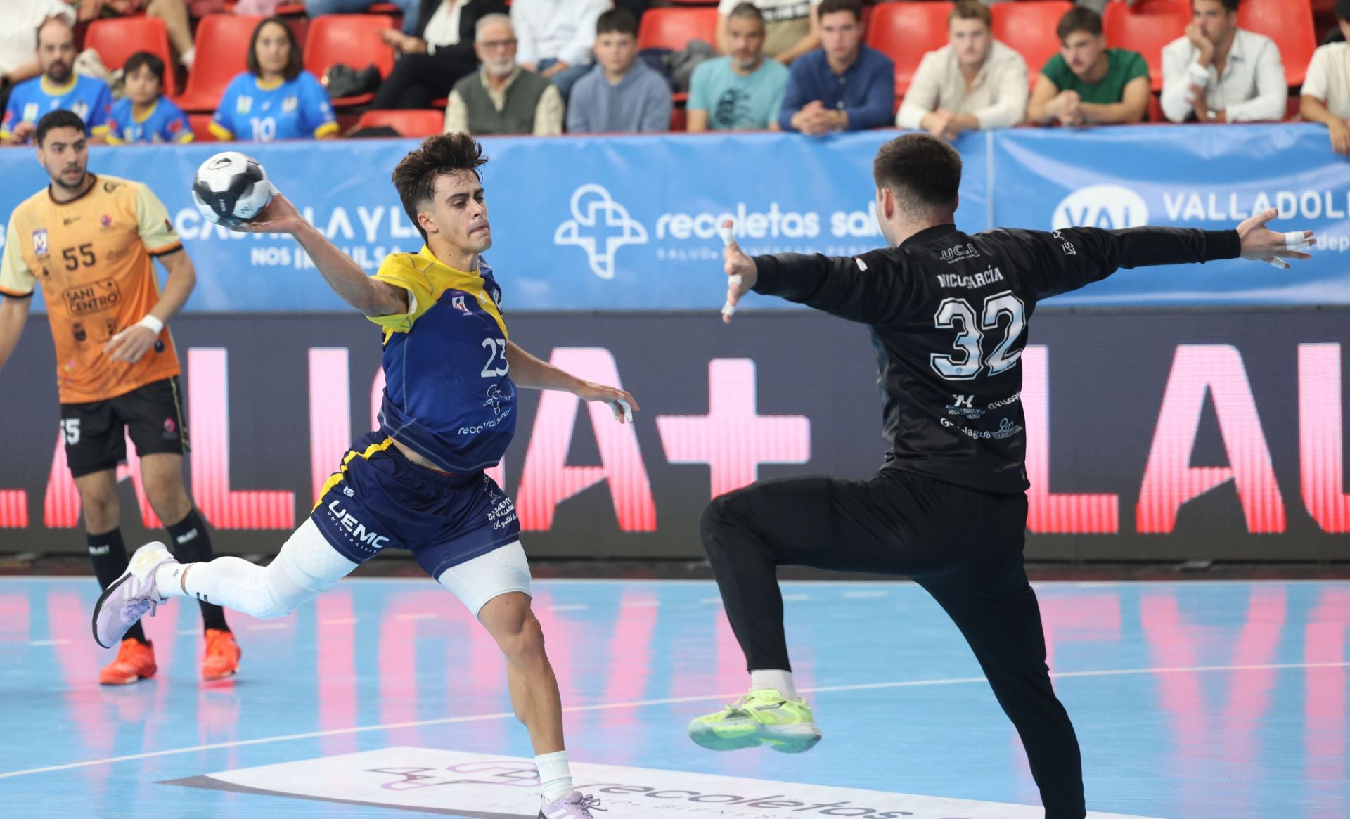 Fotos del partido entre el Balonmano Atlético Valladolid y el Guadalajara