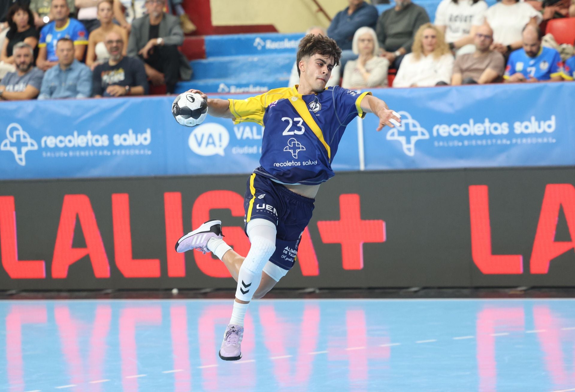 Fotos del partido entre el Balonmano Atlético Valladolid y el Guadalajara