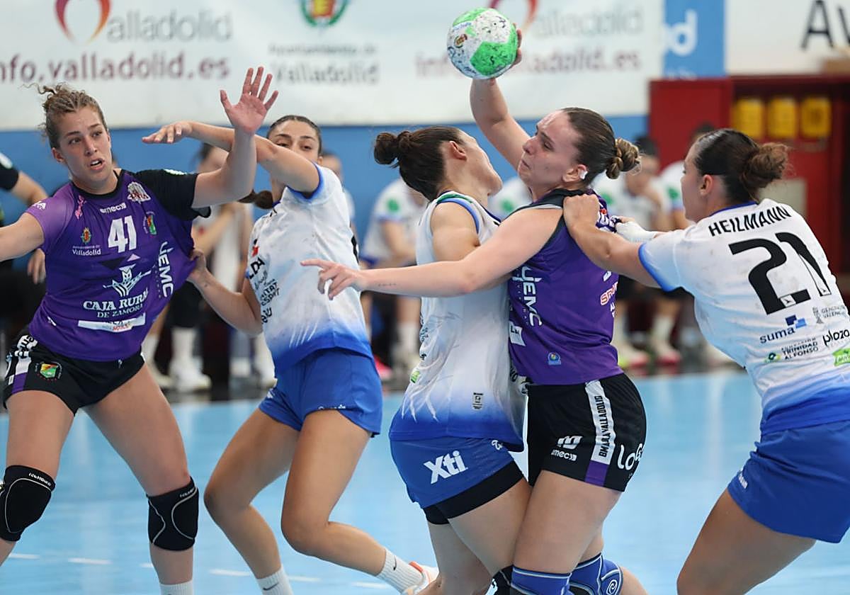 Naroa Baquedano trata de salvar la defensa de Elena Cuadrado.