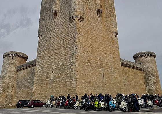 Las motos se concentraron en la explanada del Castillo de Torrelobatón