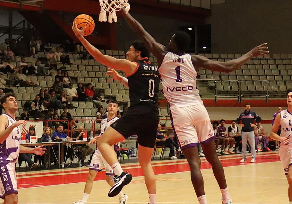 El UEMC coge carrerilla y suma su tercer triunfo consecutivo en Gijón