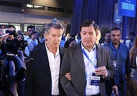 Alberto Núñez Feijóo y Alfonso Fernández Mañueco, en el congreso nacional del PP.