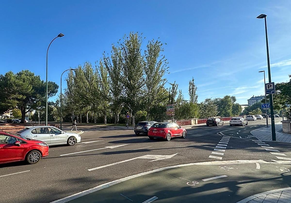 Cruce de la avenida Gloria Fuertes con José Delicado Baeza y Juana de Castilla, antes del acceso al puente de Poniente.