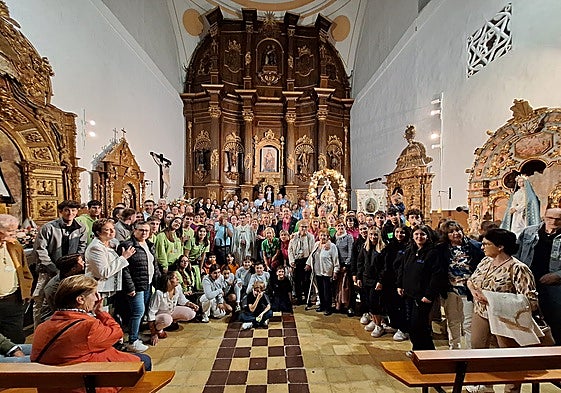 Vecinos y allegados en el acto de la ofrenda floral a la Virgen de las Fuentes en su ermita