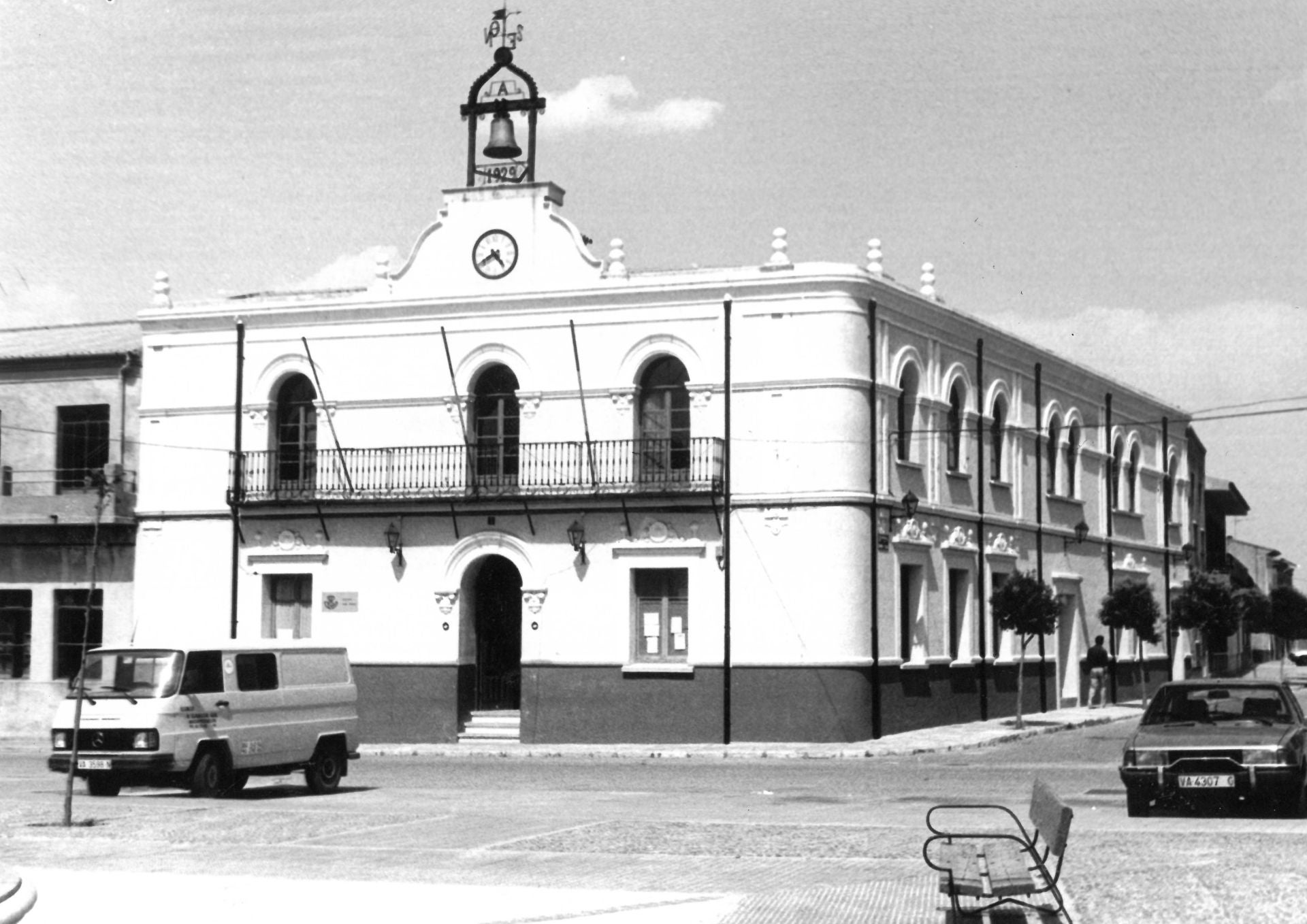 El Ayuntamiento de Matapozuelos, en una imagen de julio de 1988.