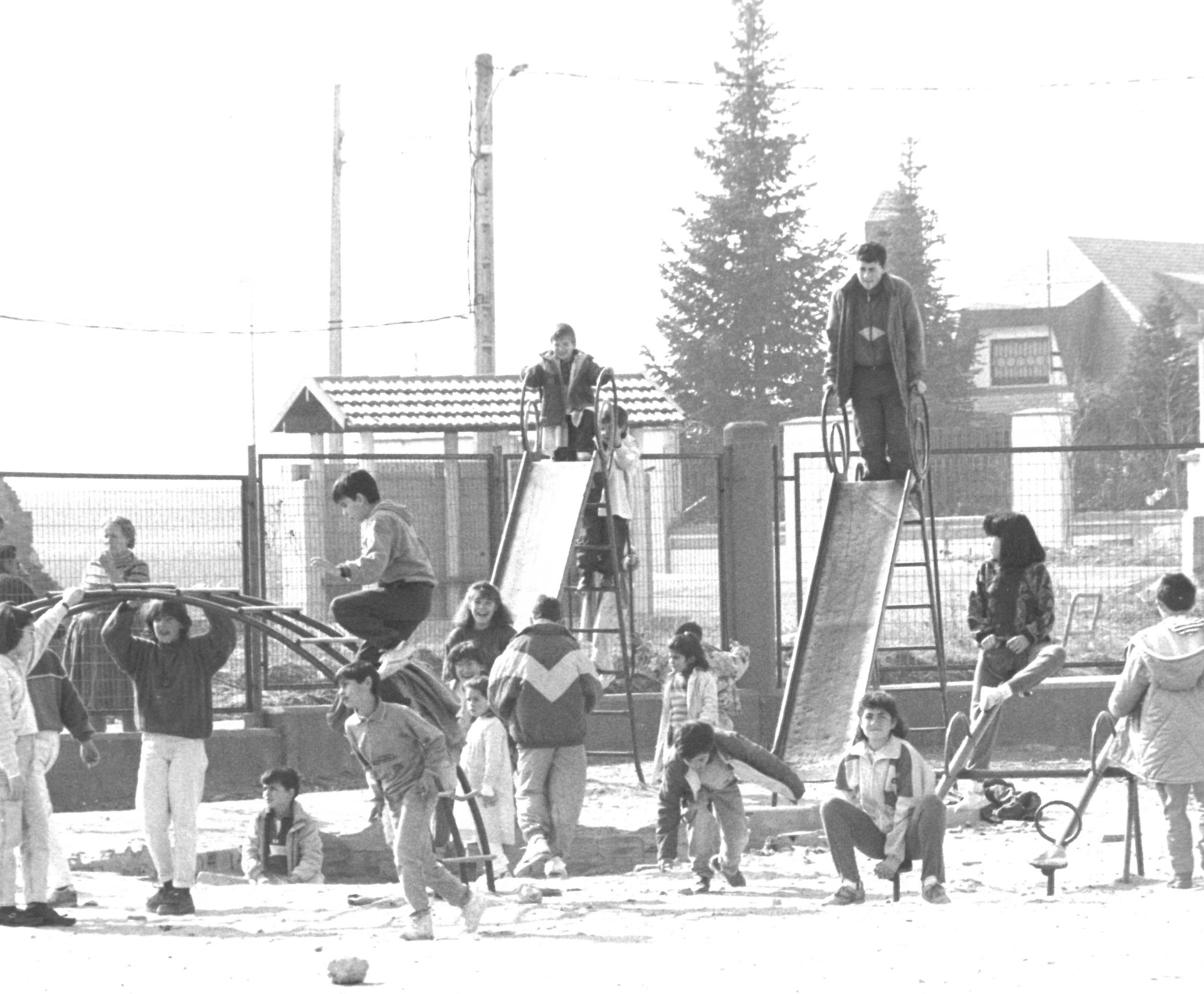 Parque infantil del colegio de Matapozuelos. 20 de febrero de 1992.