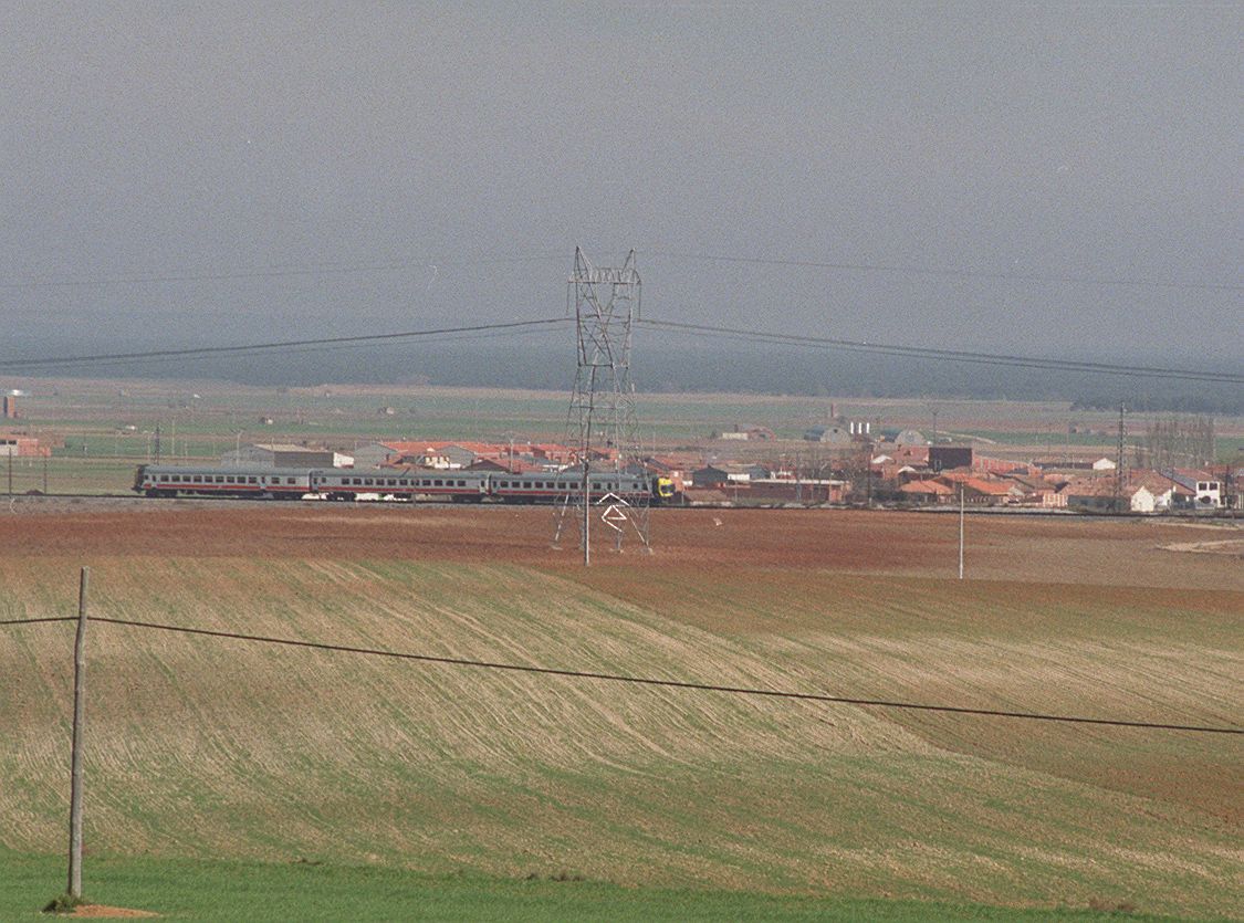 Pie original: un tren circula junto a Matapozuelos, localidad por donde pasará el futuro TAV Madrid-Valladolid. 25 de febrero de 2000.