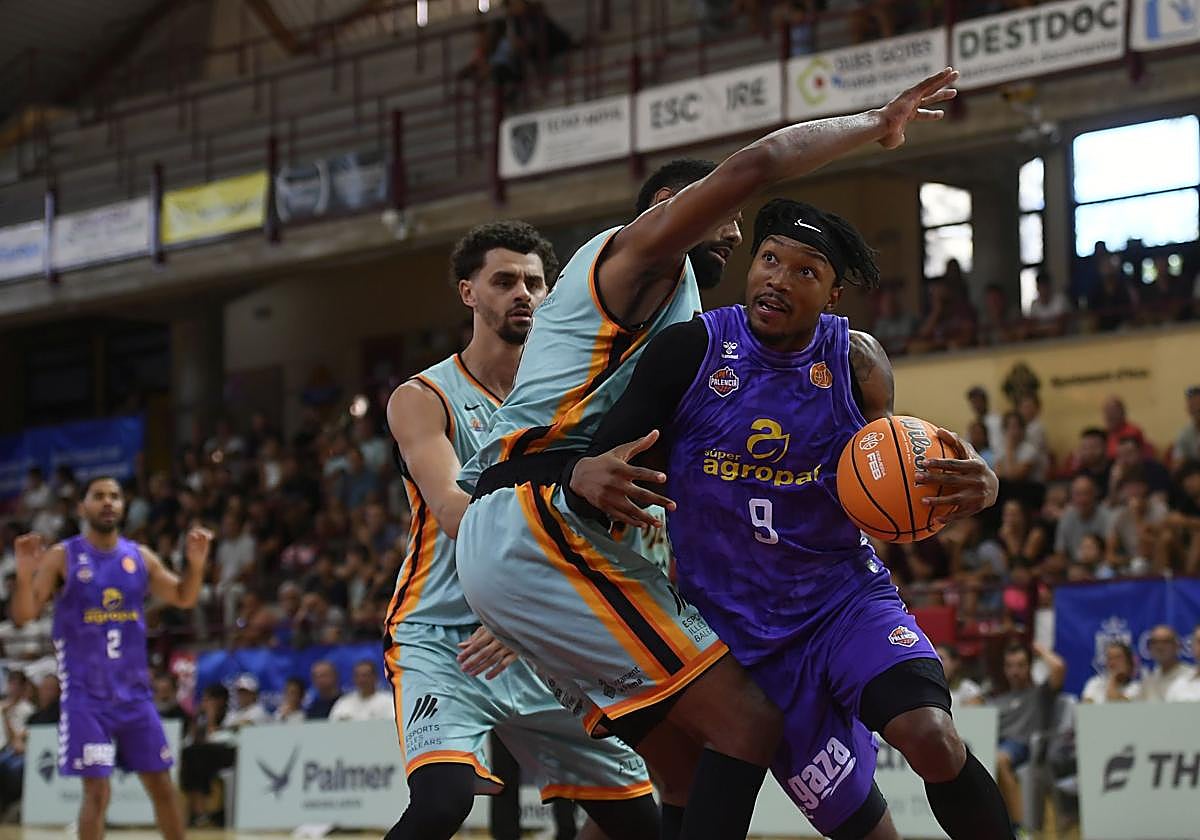 Mathieu Kamba intenta penetrar a canasta defendido por N'Guessan.