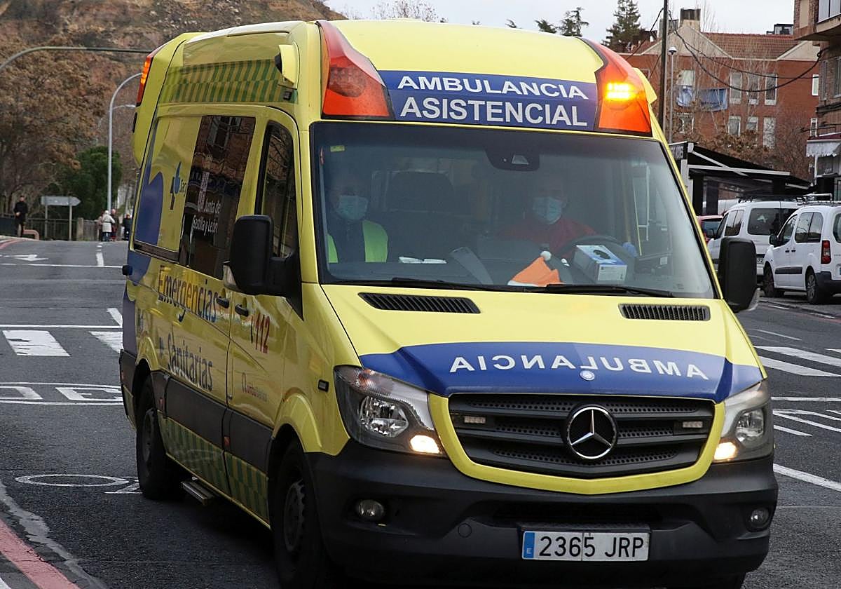 Una ambulancia de Emergencias Sanitarias de Sacyl circula por una calle de Segovia.